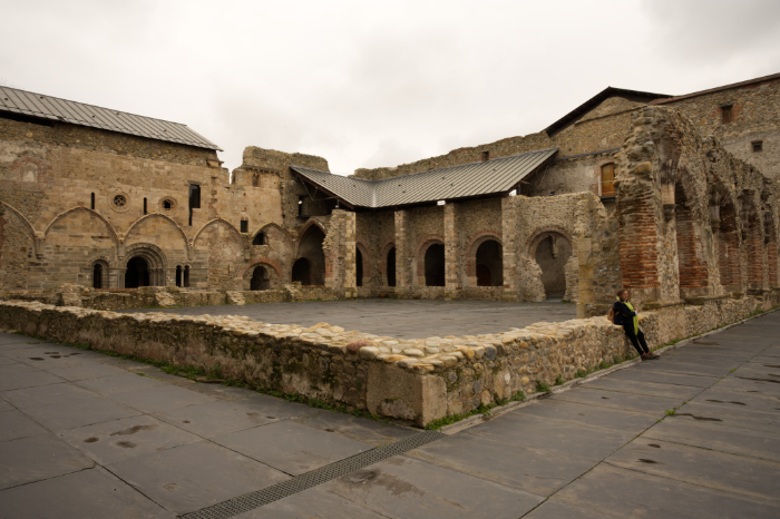 Vista del claustro del monasterio de Carracedo desde la esquina noroeste